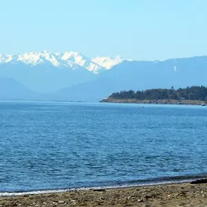 The Royal Bay Escape: Cozy 2 Bedrooms Garden Colwood